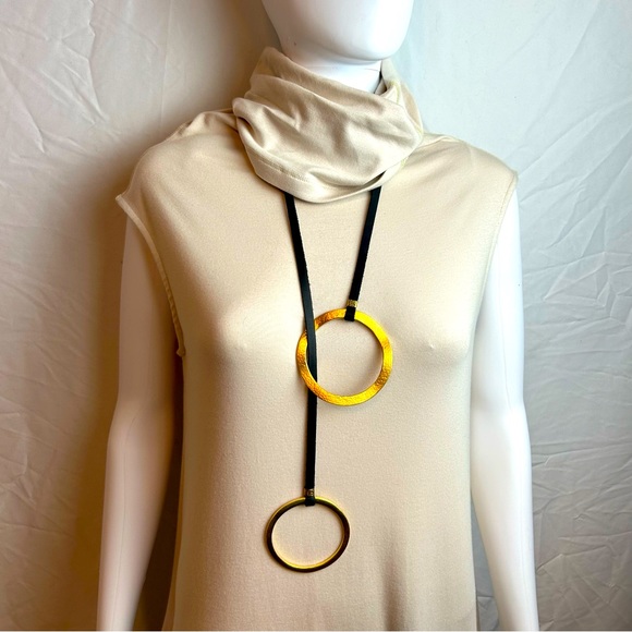 Modern Black leather & hammered brass Clr designer necklace w/Interlocking rings - Picture 7 of 7